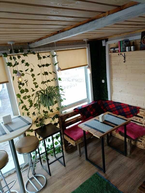 Веранда: посадка, светлые шторы