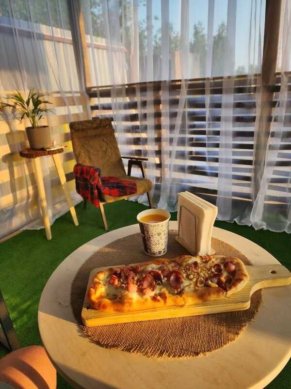 Пицца на веранде на закате