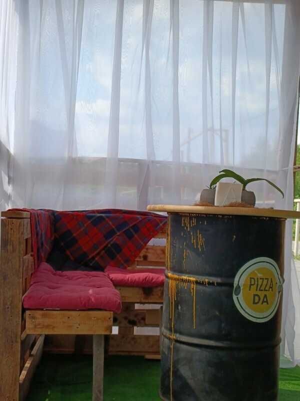 Веранда: посадка, светлые шторы