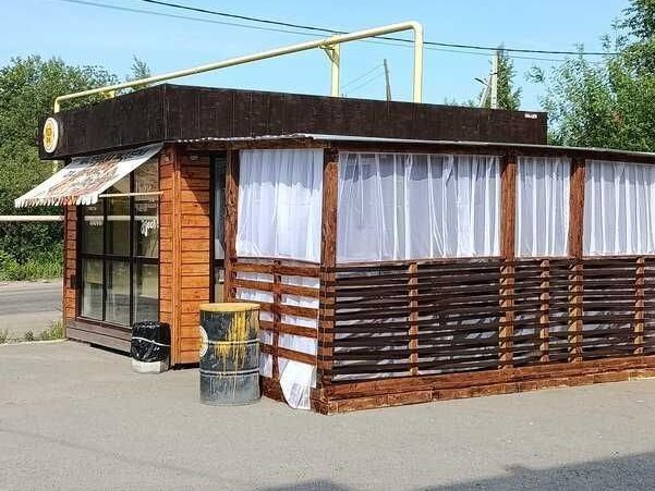 Фасад под углом, видно веранду и вход