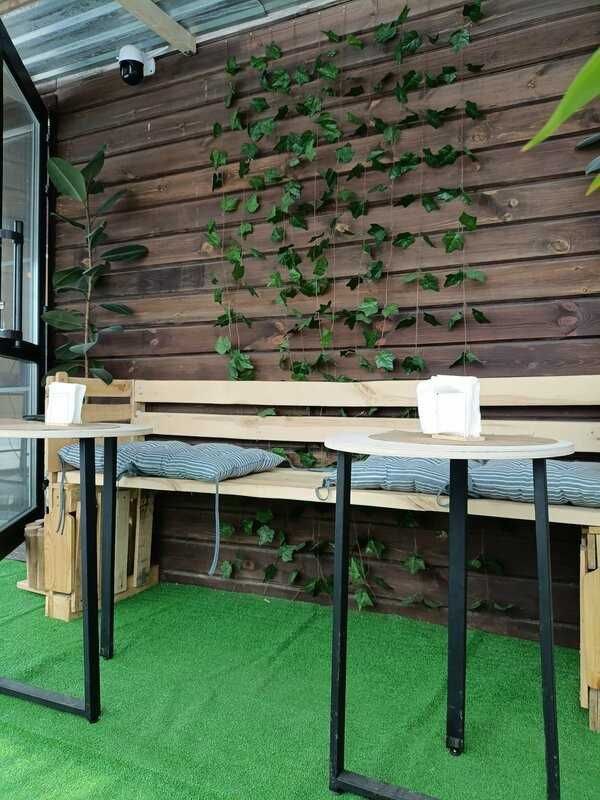 Веранда: посадка, светлые шторы