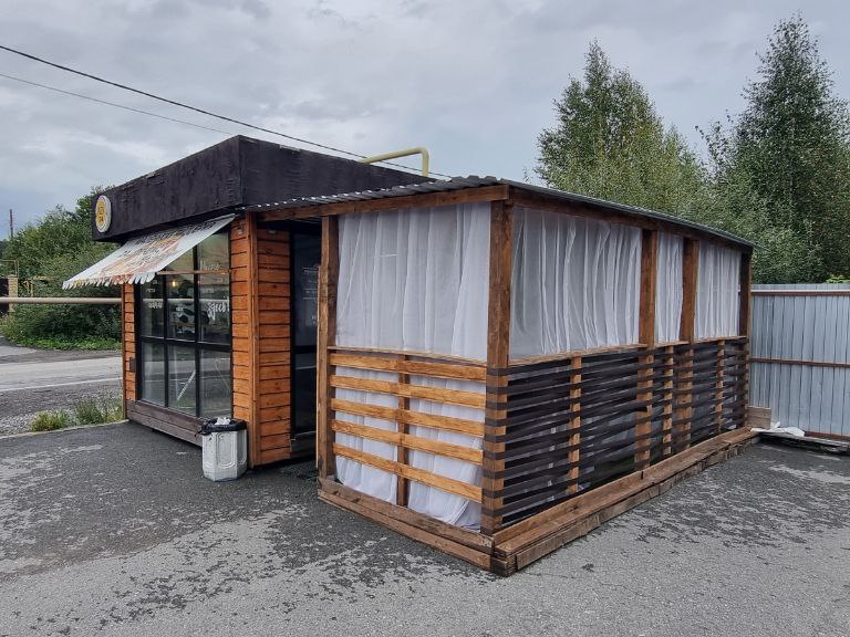 Фасад под углом, видно веранду и вход