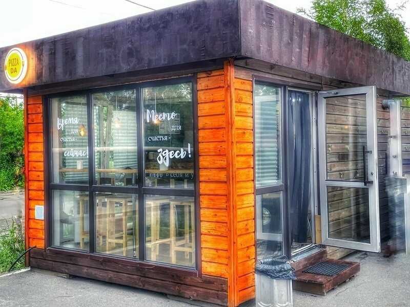 Фасад вечером: тёплый свет, вход