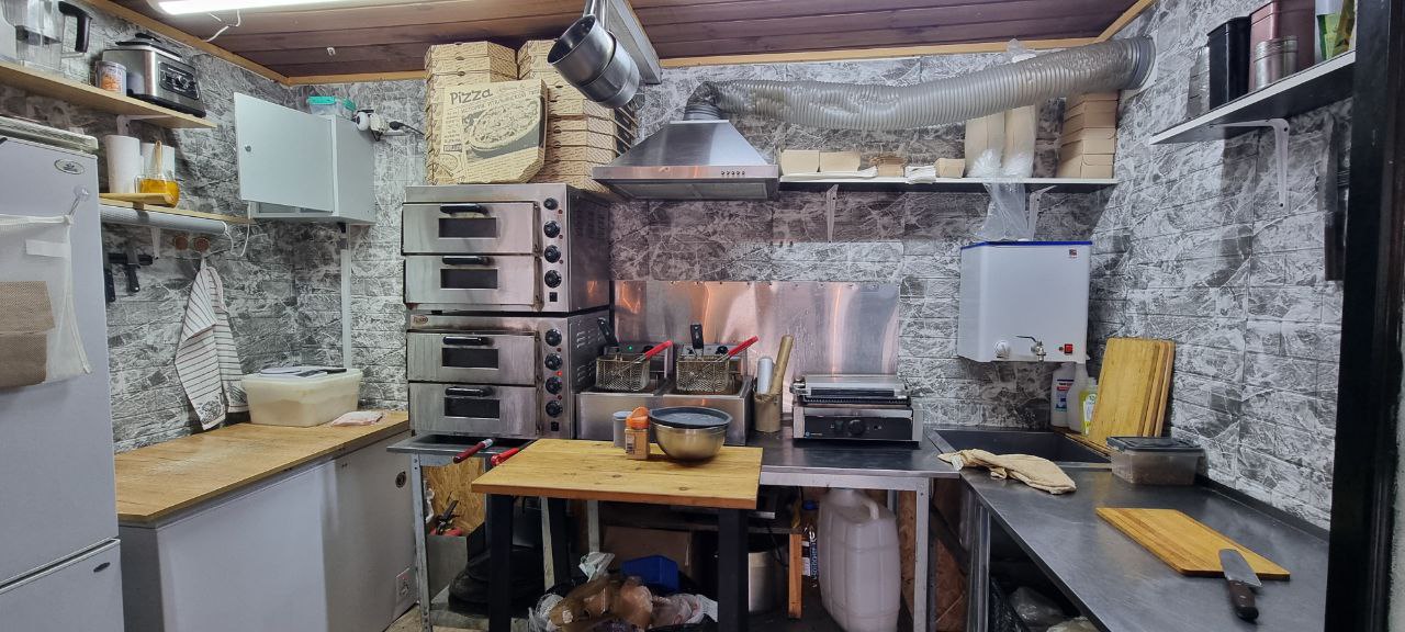 Кухня: печи, вытяжка, рабочие столы