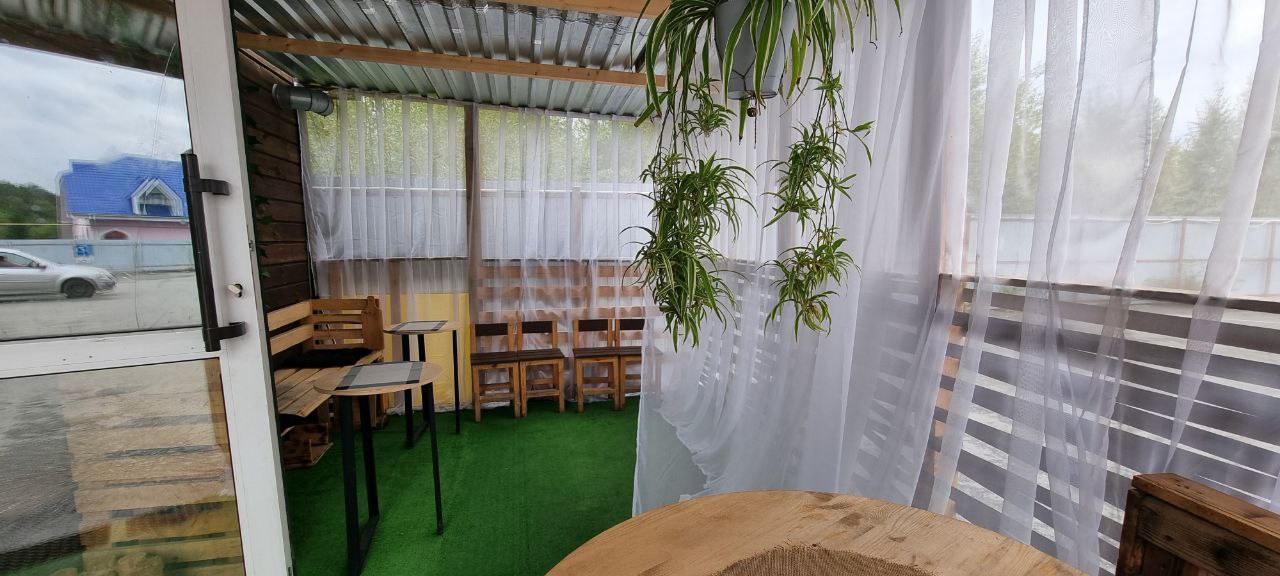 Интерьер: столики, зелень, уют