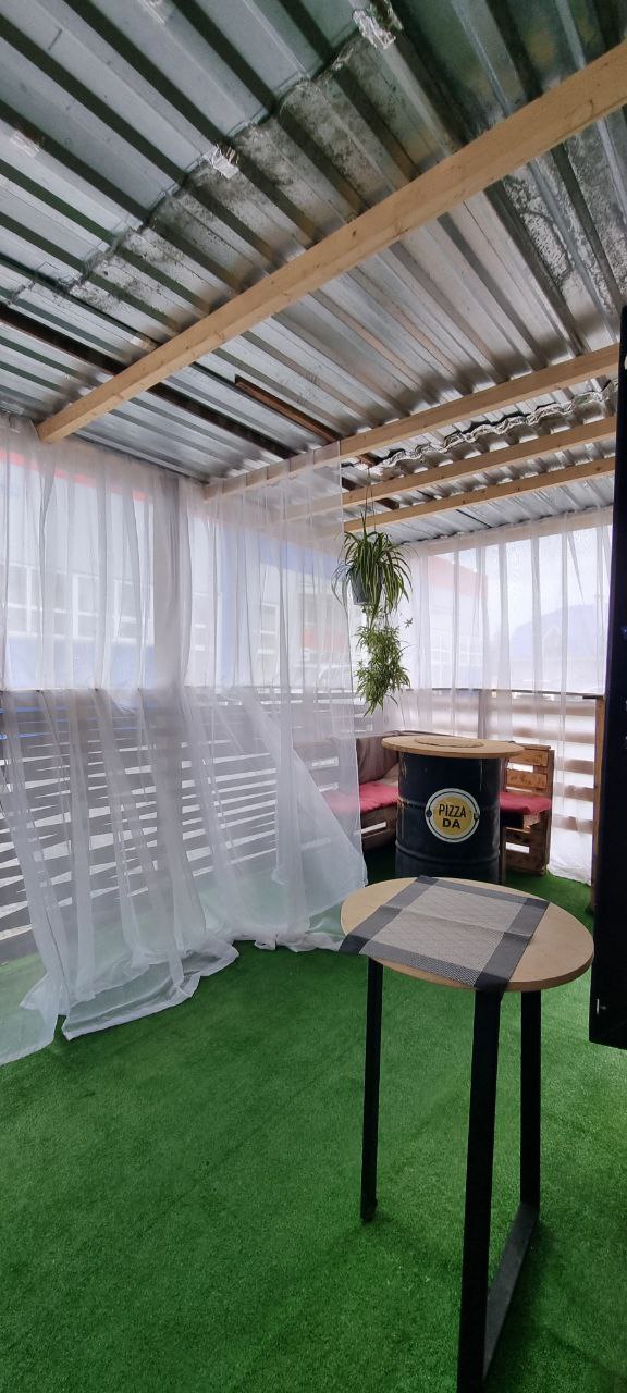 Интерьер: столики, зелень, уют