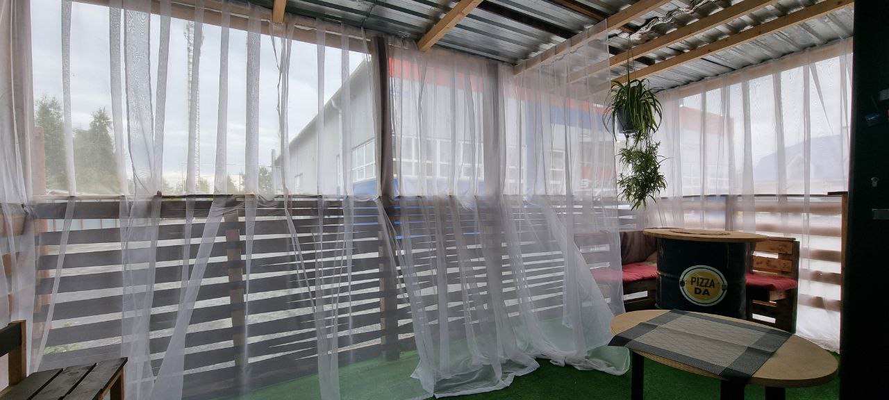 Интерьер: столики, зелень, уют