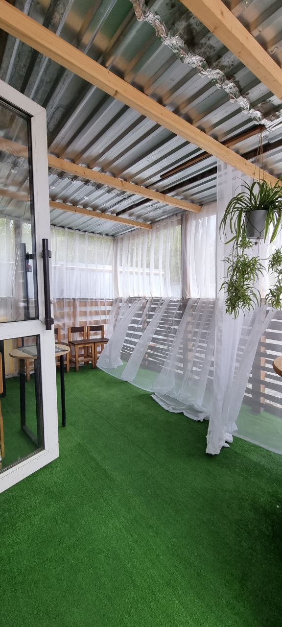 Интерьер: столики, зелень, уют